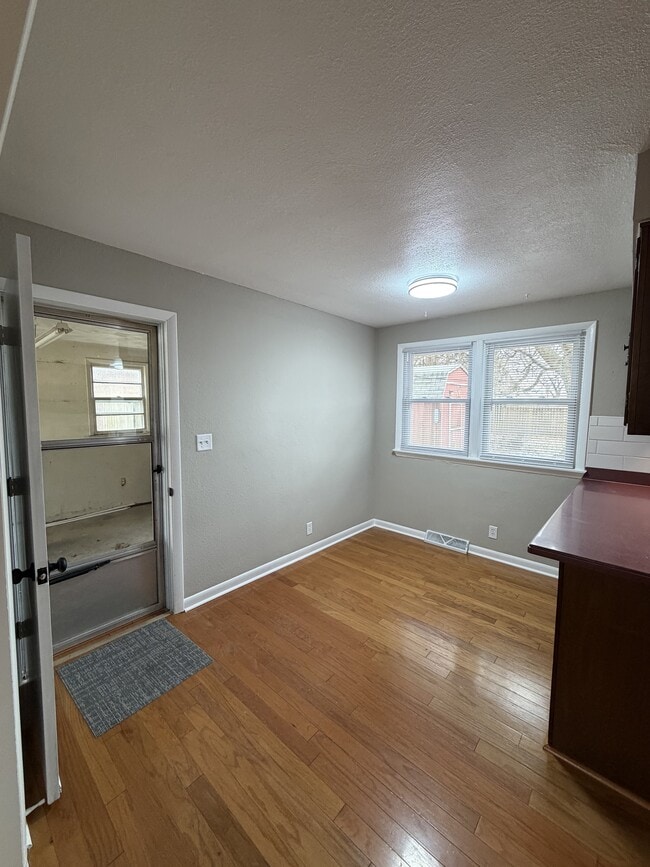 Building Photo - 2213 Roland Dr