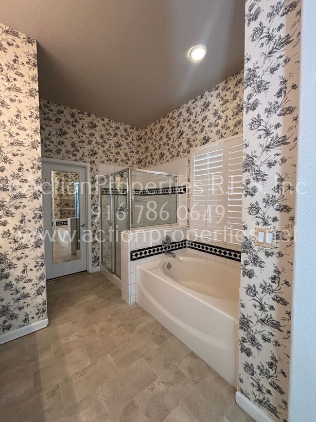Building Photo - Single Story, Possible In-law or Great Hom...