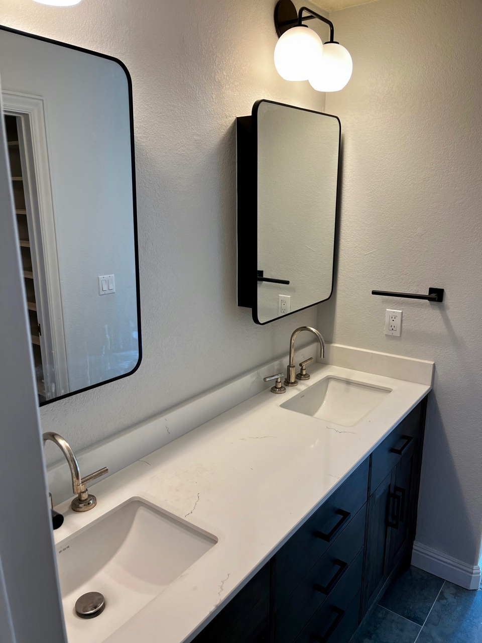 Double Vanity - 2016 Pacific Ave