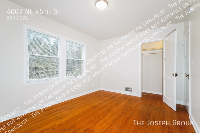 Building Photo - 4007 NE 45th St