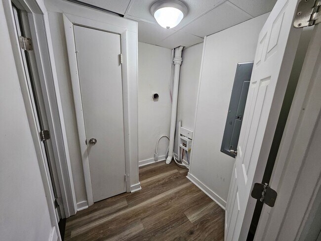 Building Photo - 109 E Eichel Ave