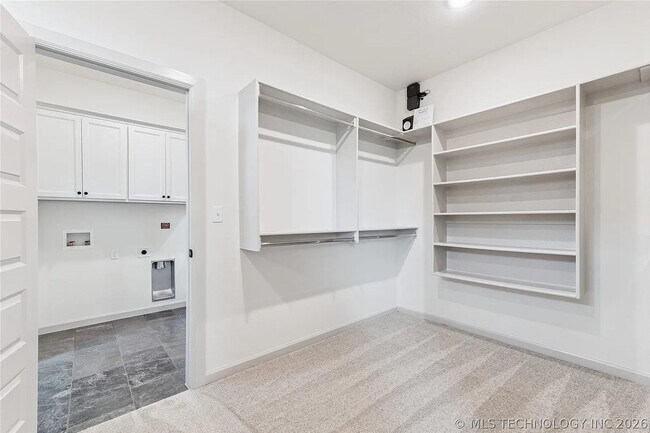 Building Photo - 5 Bed | 5 Bath House