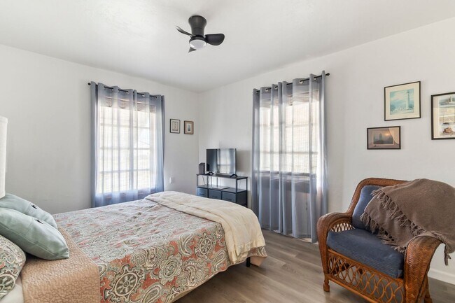 Building Photo - Furnished * AVAIL Now Through 11/1 * $1,69...