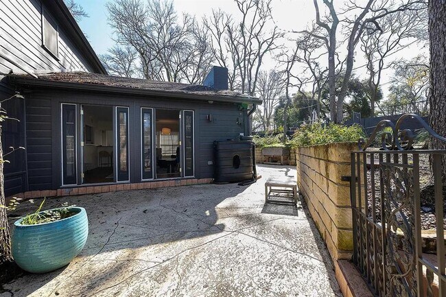 Building Photo - 6106 Cherrylawn Cir