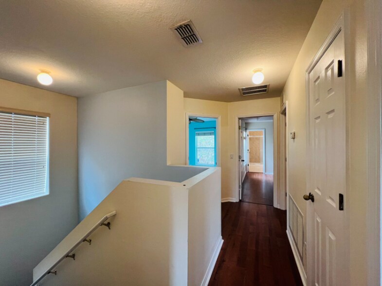 Building Photo - 1531 Par Ct