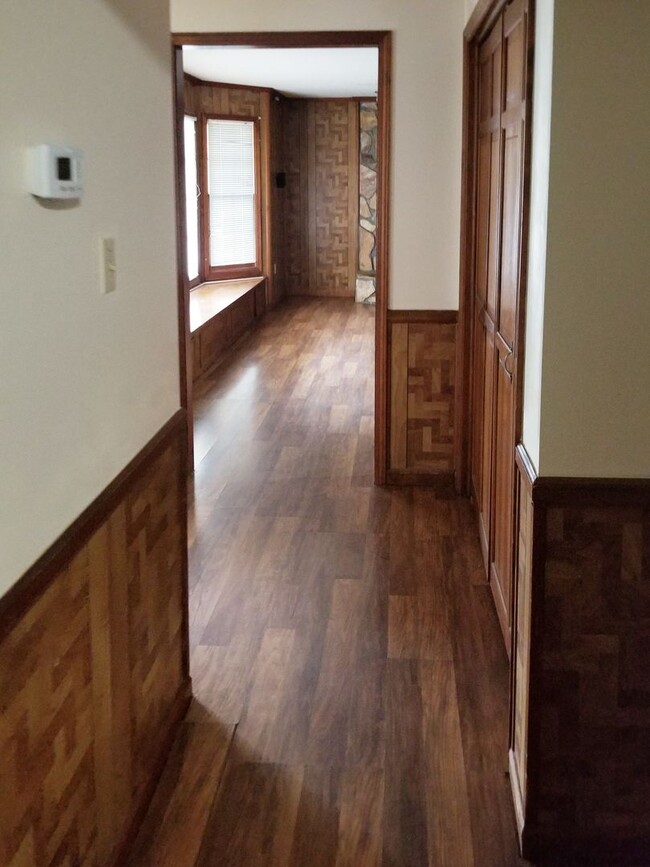 Building Photo - Spacious South Augusta Home Renovated. Con...