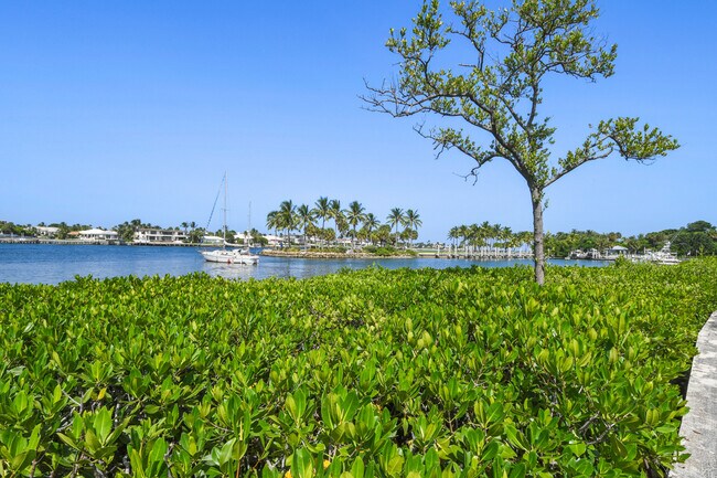 Building Photo - 755 Saturn St