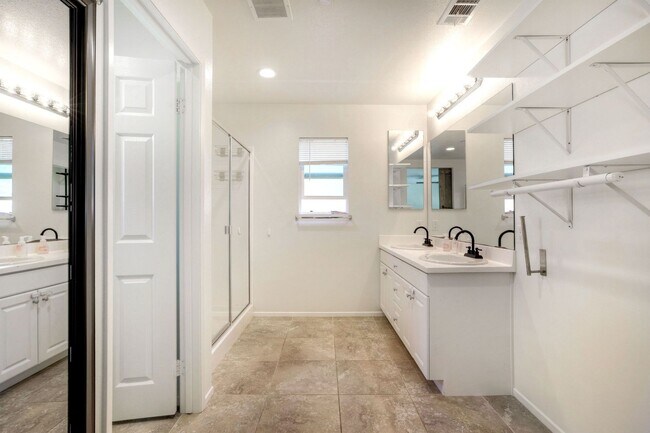 Building Photo - Fallbrook Two Weeks FREE Beautiful Horse Creek Ridge Spacious 3 Bed / 2.5 Bath Home with Solar