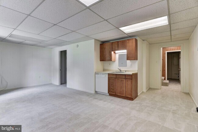 Building Photo - 6 Delta Ct