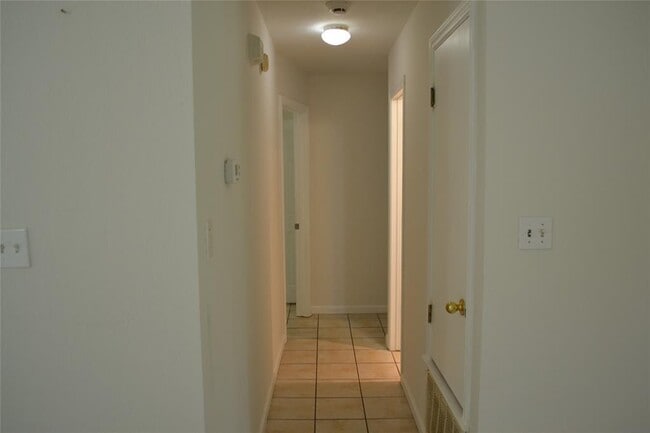 Building Photo - 2500 Cherrylawn Dr