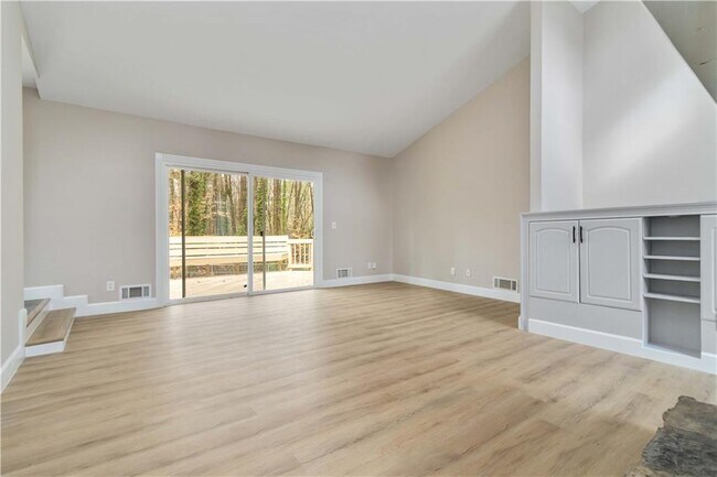 Building Photo - 3230 Cedar Bluff Dr NE