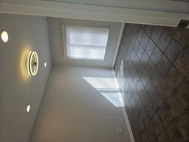 Building Photo - 555 N May