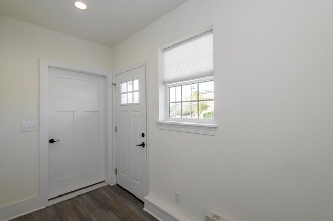 Building Photo - 208 Grand Ave