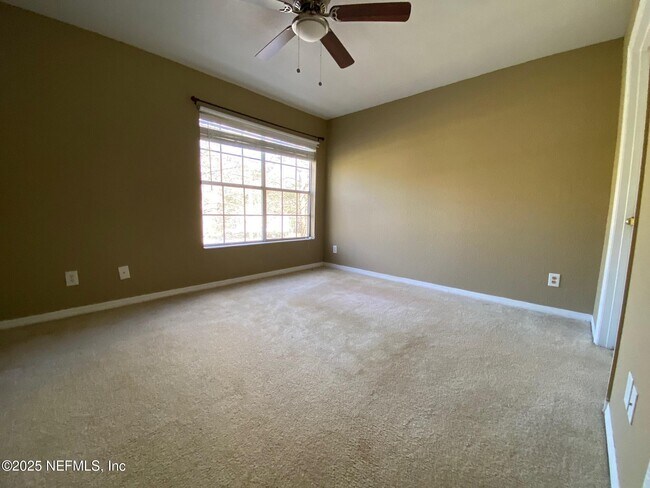 Building Photo - 13700 Richmond Park Dr N