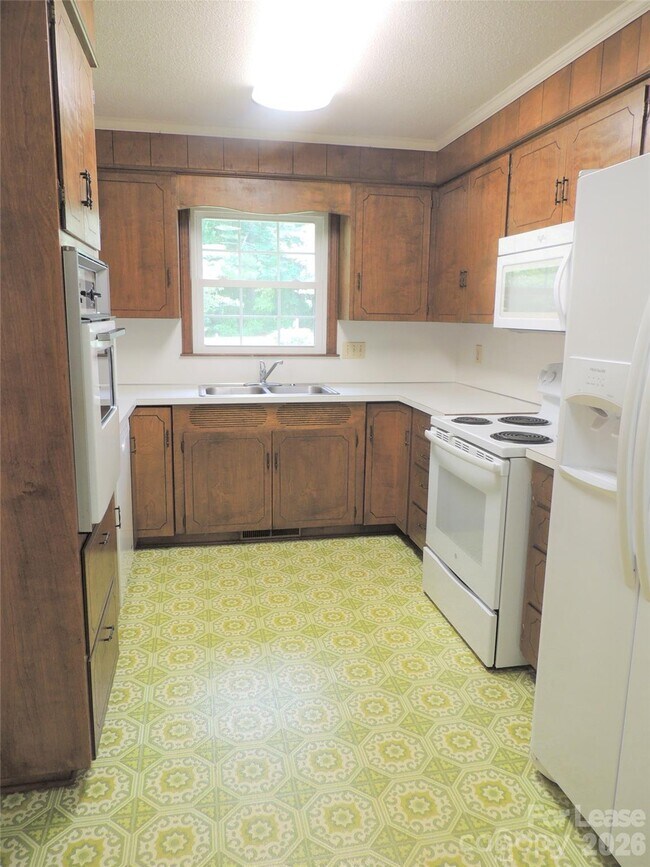 Building Photo - 131 Holbrook St