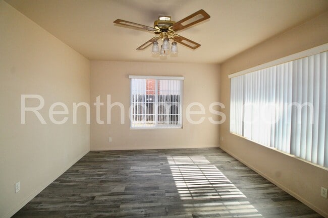 Building Photo - 10952 Parkdale Ave