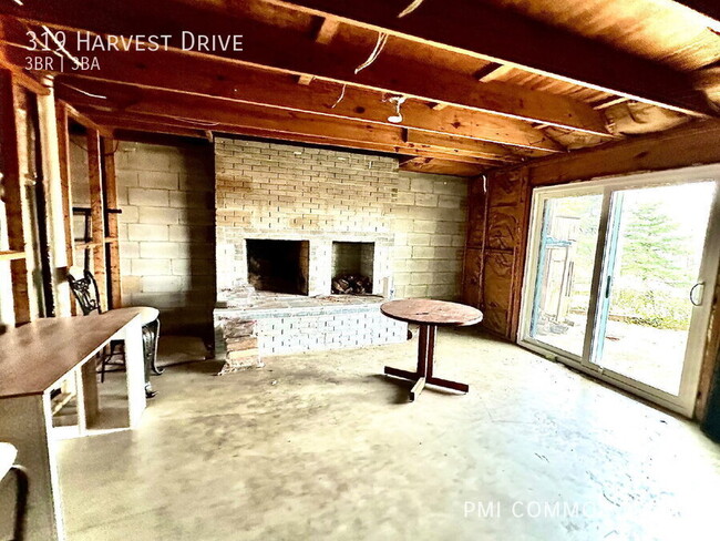 Building Photo - 319 Harvest Dr