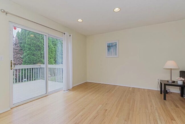 Building Photo - 244 Parktrail Rd