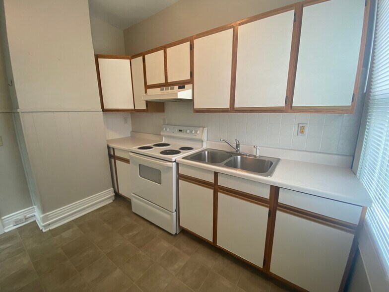 Building Photo - 4822 Oak St