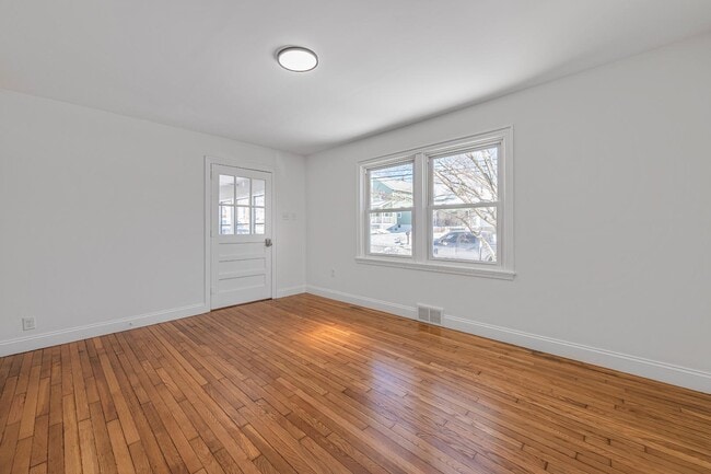 Building Photo - 4924 Greenwood St