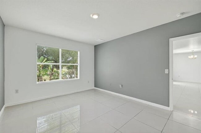 Building Photo - 518 SW Natalie Terrace