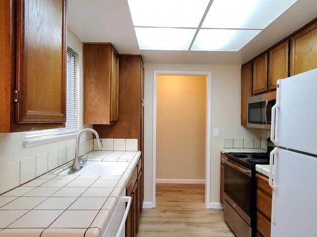 Building Photo - Spacious Downstairs Condo, New Wood Floori...
