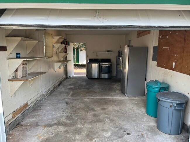 Building Photo - 1423 Mixon Dr