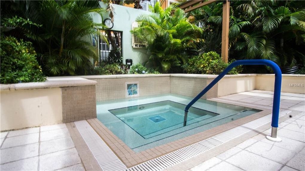 Jacuzzi - 200 4th Ave S