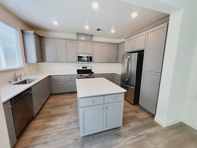 Building Photo - Beautiful 4 Bed / 3 Bath Home in Desirable...