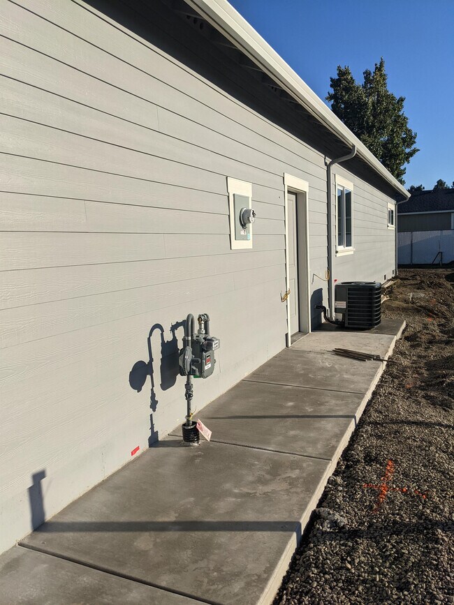 Building Photo - 475 Cheney Loop