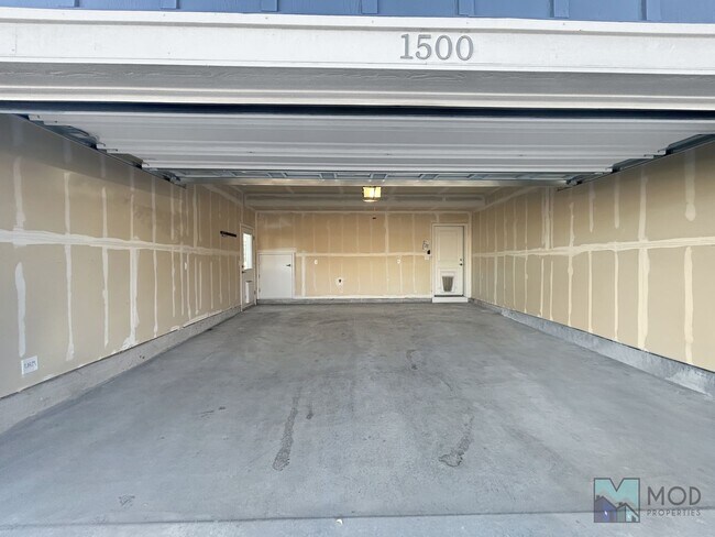 Building Photo - $0 DEPOSIT OPTION. SPACIOUS 4-BEDROOM, 3.5...