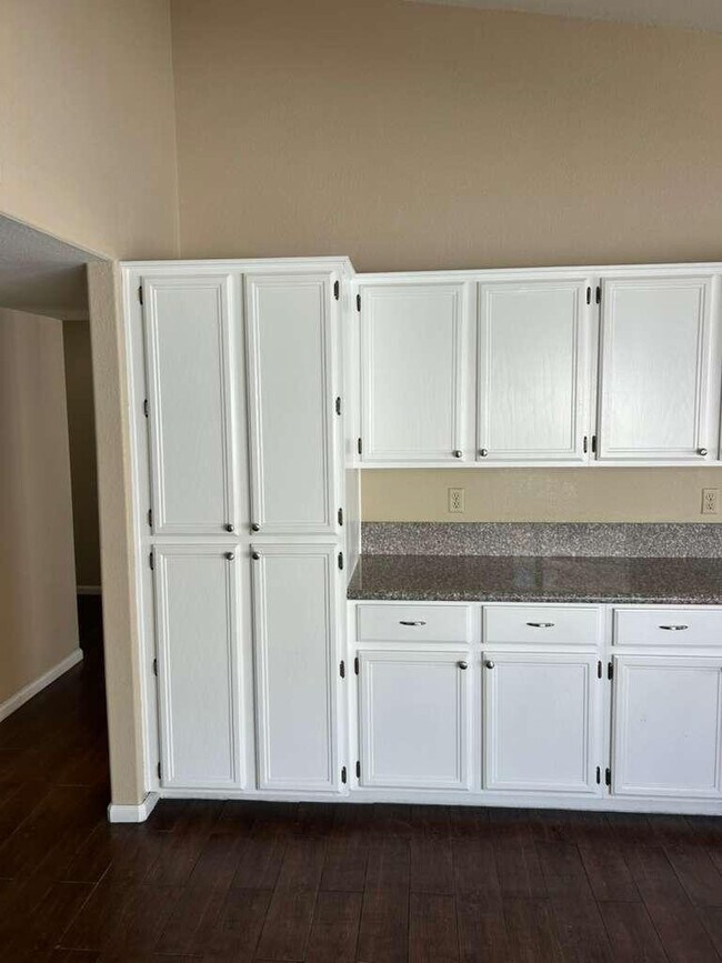 Building Photo - 15822 N 5th Ave