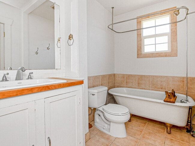 Building Photo - Adorable, vintage 1924 2-bdrm/1-bath w/ fe...