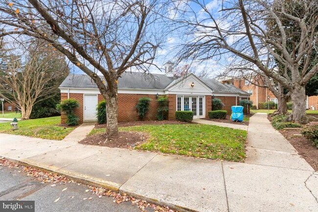 Building Photo - 876 College Pkwy