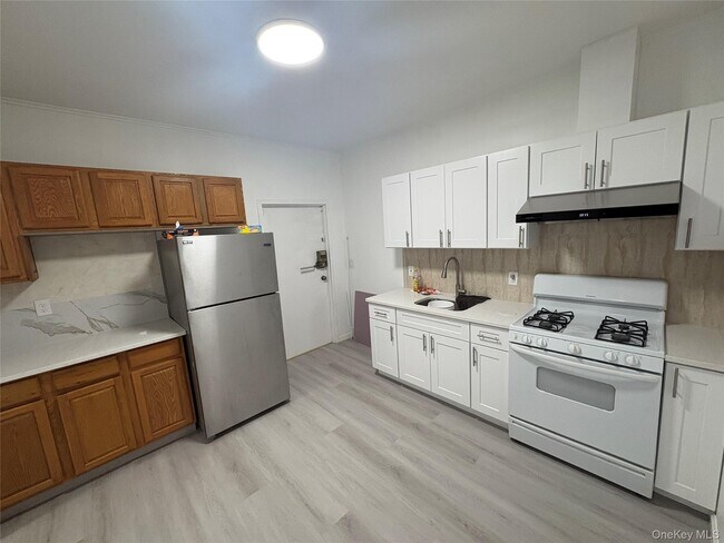 Building Photo - 130 Wickham Ave