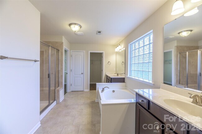 Building Photo - 1310 Middlecrest Dr NW