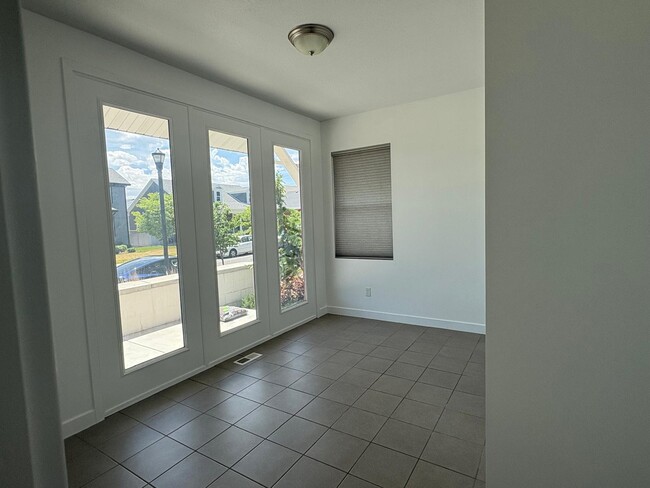 Building Photo - 6354 Upland View Dr
