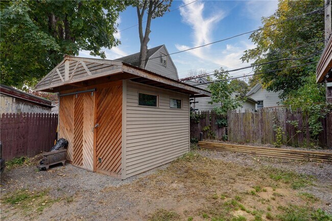 Building Photo - 413 Caroline St