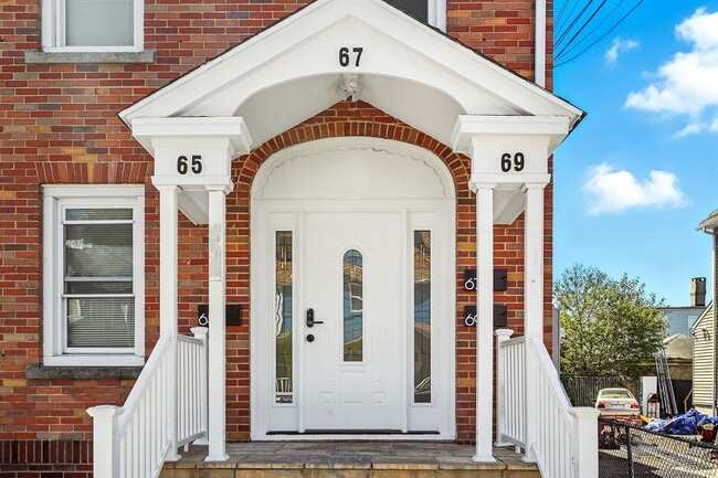 Primary Photo - 65 Gem Ave