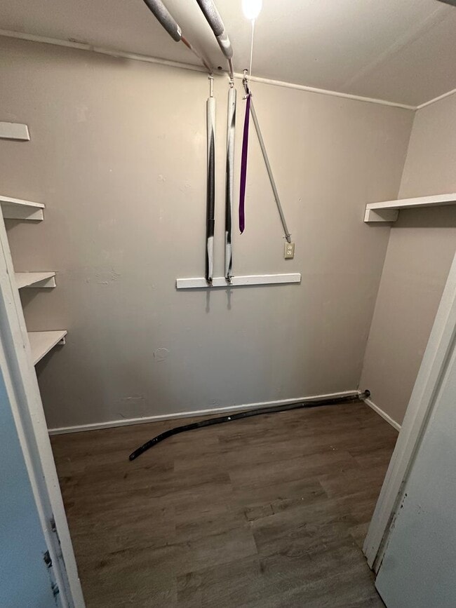 Building Photo - 4 Bed 1 Bath