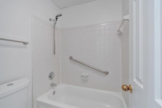 Building Photo - 25109 Plantation Dr NE