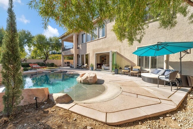 Building Photo - Queensridge Beauty - 5 bedroom on a 1/4+ acre lot