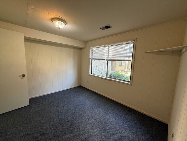 Building Photo - 3 Bedroom Townhouse at The Commons