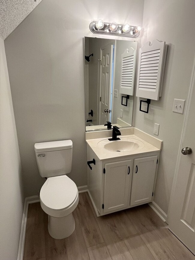 Building Photo - Updated 4 Bed Home in North Charlotte