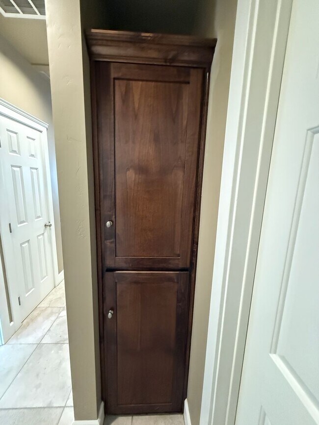 Building Photo - B11110E