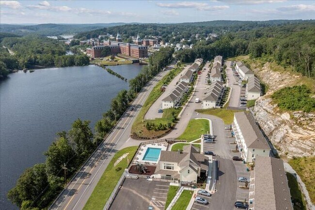 Building Photo - 204 River View Ln