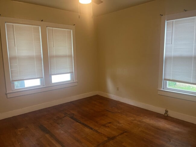 Building Photo - Welcome to this charming 2-bedroom, 1-bath...