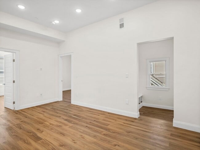 Building Photo - 14 William St