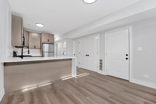 Building Photo - 2142 S Fairfield Ave
