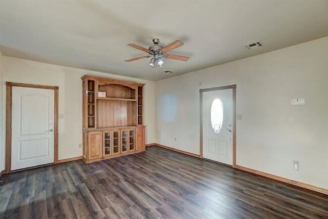 Building Photo - 608 Shady Oak